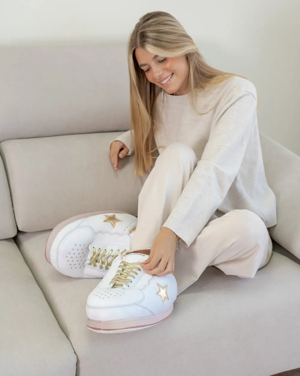 Παντόφλες Σπιτιού Σχέδιο Sneaker με Αστέρι - Λευκό/Χρυσό - Image 3