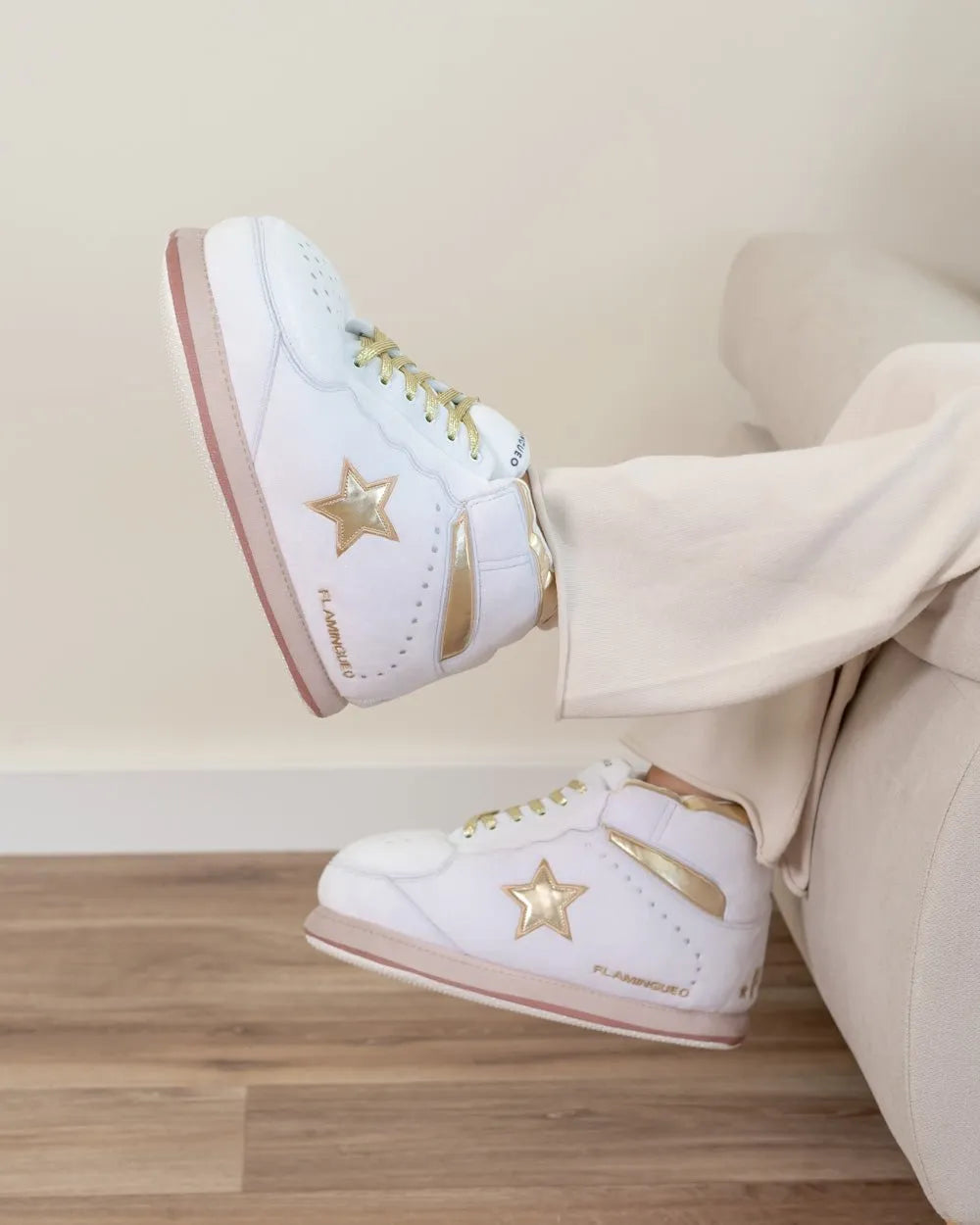 Παντόφλες Σπιτιού Σχέδιο Sneaker με Αστέρι - Λευκό/Χρυσό - Image 4